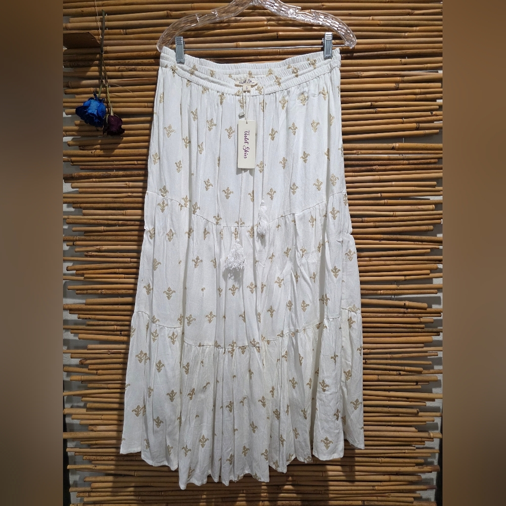 Vioket Skies Size Large, New With Tags, Cute White and Gold Maxi Skirt